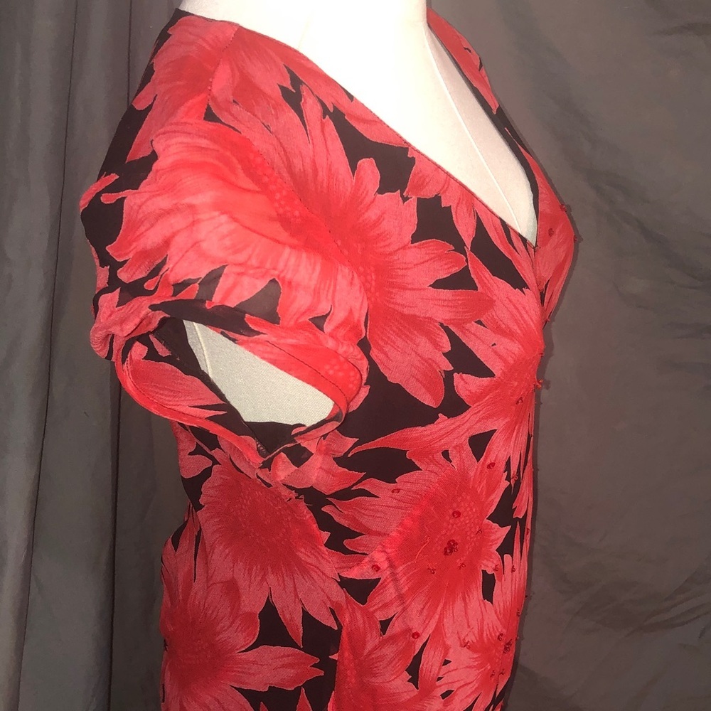 Chic Floral Maxi Dress in Red and Black - Picture 9 of 11